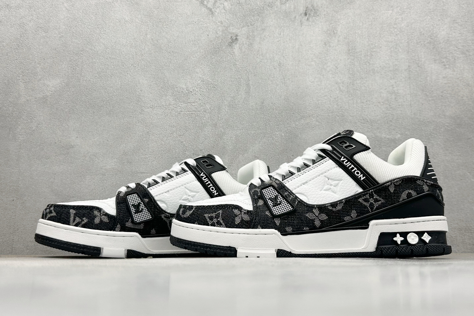 Louis Vuitton Trainer Low Sneaker Men's and Women Trainer Sneaker